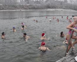 Rok 2024 ukončili plavci na rybníku Cihelna otužováním 