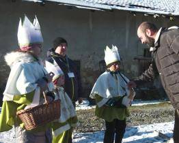 Tři králové koledovali také v ulicích obce Sušice