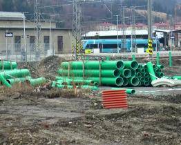 Práce na stavbě autobusového nádraží a komunikacích pokračují