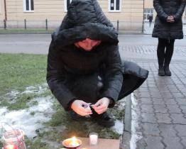 Zapálené svíčky připomněly tragický případ