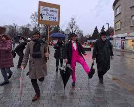 Centrem Zlína prošel Švihlý průvod ve stylu Monty Pythona