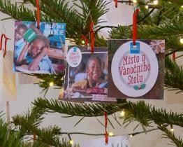 Lidé pomáhají dětem, které trpí hladem