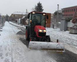 Sněžení si vyžádalo výjezd techniky Služeb města Veselí nad Moravou