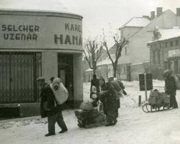 Před 82 lety odvezly vlaky tři tisíce dětí, žen a mužů do vyhlazovacích táborů