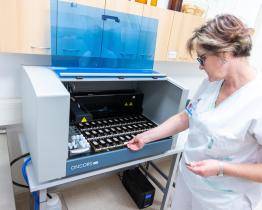 Vsetínská nemocnice má nový barvící automat. Umožňuje rychlejší zpracování vzorků