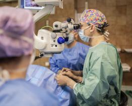 Oční lékaři Baťovy nemocnice léčí zelený zákal speciálními implantáty