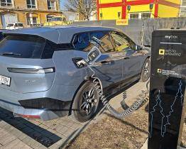 Na náměstí v Kroměříži slouží řidičům nové nabíječky pro elektromobily