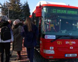 Poulička nabízí přepravu i do míst, kam MHD dřív nejezdila
