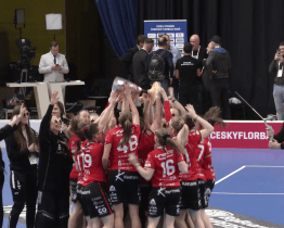 Florbalové poháry putují do Střešovic