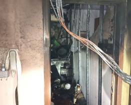 Požár bytu v paneláku ve Vsetíně: evakuováno bylo 52 lidí, dvě osoby skončily v nemocnici