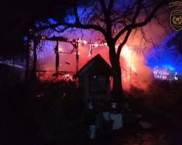 Ve Vápenicích hořely tři chaty. Jedna je kompletně zničená