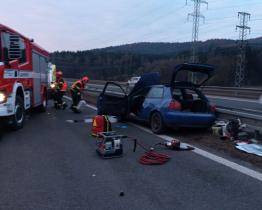 Zraněného řidiče museli z havarovaného vozidla vyprošťovat hasiči