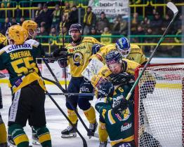 Šílené derby ovládl Vsetín. Osmnáct trestů i zraněný gólman Zlína Huf 