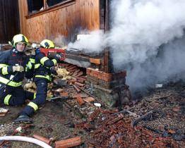 V Zádveřicích-Rakové hořela hospodářská budova. Oheň zničil i dvě auta