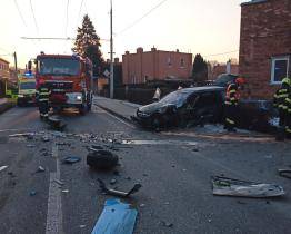 Vážná nehoda v Zálešné: řidič Opelu narazil do protijedoucího trolejbusu