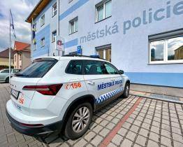 Muž ukradl trenýrky a deodorant, mladá žena vypila láhev rumu přímo v prodejně