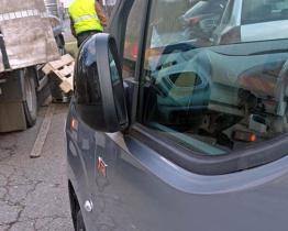 Opilého bezdomovce nepustili do ubytovny. Vztek si vybil na zaparkovaných autech