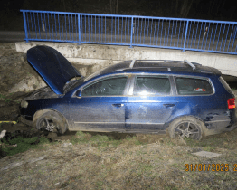 V hlavní roli alkohol: jeden řidič dvakrát havaroval, druhý skončil s vozidlem v potoce