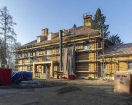 Oprava Čiperovy vily v plném proudu: střecha už je hotová, pracuje se i uvnitř