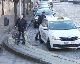 Senior taxi jezdí po Brodě osmým rokem, využívá jej více než tisícovka lidí