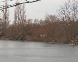 Začaly práce na zpevnění západního břehu Štěrkoviště