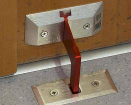 UTB začala používat bezpečnostní prvky pro zatarasení dveří