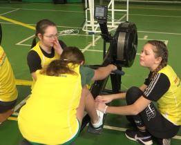 Žáci základních a středních škol bojovali na veslařských trenažerech