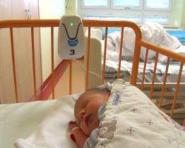 Nadace Křižovatka přivezla do nemocnice 19 monitorů dechu