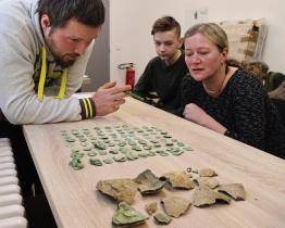 Kraj ocenil poctivou nálezkyni stříbrného pokladu