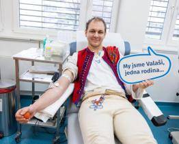 Valašští folkloristé přišli hromadně darovat krev, vznikla i hymna