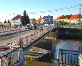 Dopravní kolaps se nekonal. Rekonstrukce mostu v Uherském Hradišti jde podle plánu