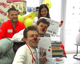 Jihomoravští záchranáři přivezli zdravotním klaunům 160 tisíc korun