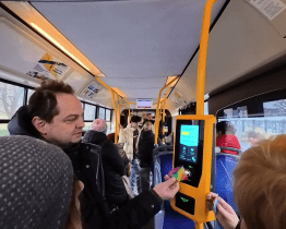 Zakoupit jízdenku lze ve voze nově i bezkontaktně