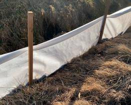 U přehrady Bystřička jsou instalovány žabí zábrany