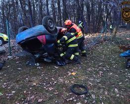 Osobní vozidlo prorazilo plot a skončilo převrácené na střeše