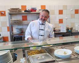 Školní jídelna nemusí být jen „UHO“. Ta v Otrokovicích servíruje dětem světové chutě