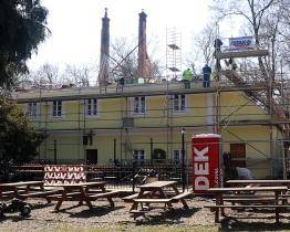 Začala oprava střechy myslivny a přípravné práce na rozšíření přístavu