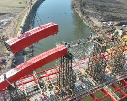 Na dálničním mostu u Napajedel začali stavbaři osazovat ocelový oblouk