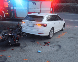 Dvě nehody motorkářů během víkendu. Jedna řidička utrpěla vážná zranění