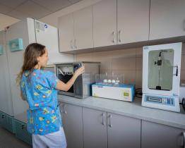 Zlínská porodnice má nové špičkové vybavení pro uchovávání mateřského mléka