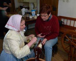 Ženy si vyzkoušely předení nití z ovčí vlny