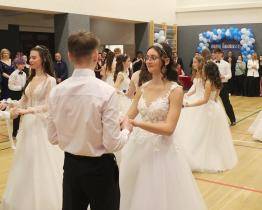 Hlavním bodem školního plesu bylo předtančení v podání deváťáků