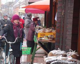 Na Masarykově náměstí se konaly první farmářské trhy a blešák