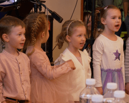 Posezení se seniory v Sušicích doprovodilo dětské představení