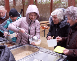 Zabíjačka opět nabídla seniorům jídlo i hudební osvěžení