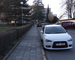 Úzké uličky Padělků nebo Zálešné trpí velkým počtem zaparkovaných vozidel