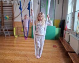 Děti v mateřské škole na Kudlově už cvičí i fly jógu