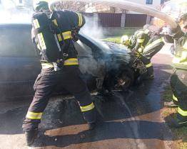Ve Zlíně začalo za jízdy hořet osobní vozidlo. Řidička s malou dcerou stihly včas vystoupit