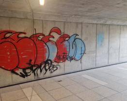 Ve Vsetíně řádili sprejeři. Poničili nové stavby i mobiliář