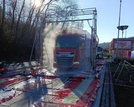 Na hranicích ve Starém Hrozenkově projíždí vozidla nad 3,5 tuny dekontaminačním rámem